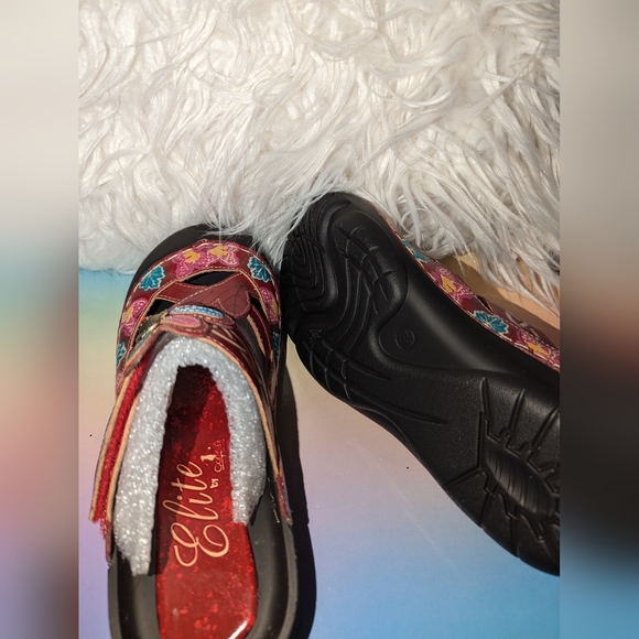 Elite by Corkys - Picture 2 of 2